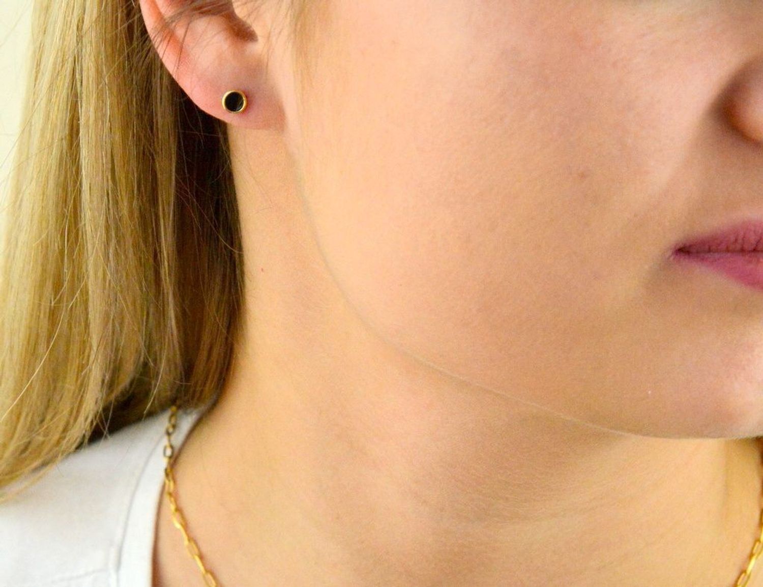 Kolczyki pozłacane  Blaszka z czernią  925 DIA-KLC-3075-925 5mm. Kolczyki wykonane z srebra próby 925 w pozłoceniu żółtego złota. Biżuteria z dodatkiem czerni będzie idealnym podarunkiem dla każdej kobiety..jpg